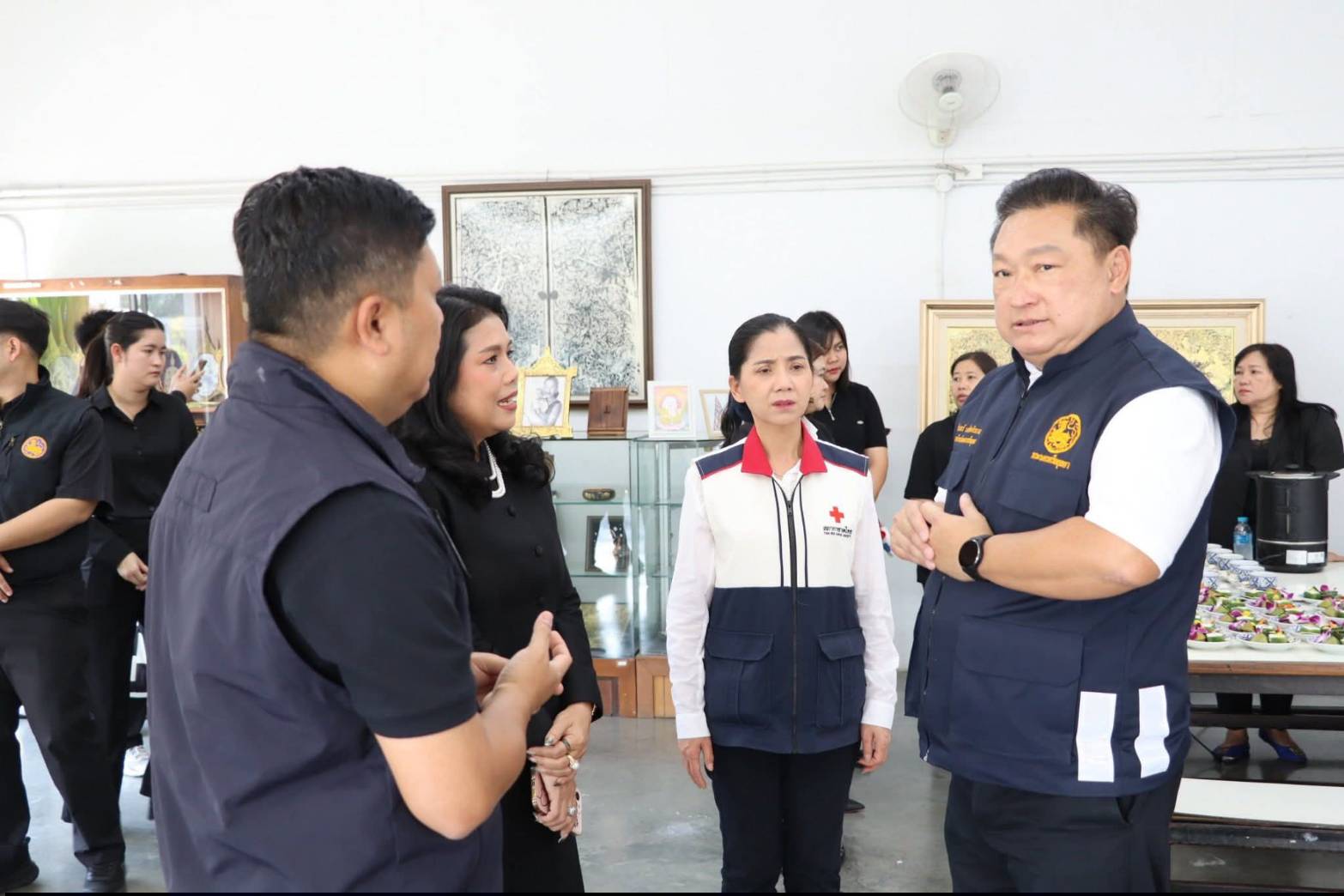 title - นางสาวสิริมา แจ้งกระจ่าง ผู้อำนวยการศูนย์ส่งเสริมและพัฒนาอาชีพเสริมนอกภาคการเกษตร ให้การต้อนรับ นายชวนินทร์ วงศ์สถิตจิรกาล ผู้ว่าราชการจังหวัดพระนครศรีอยุธยา และหัวหน้าส่วนราชการ เข้าเยี่ยมชม แผนกฝึกอบรม ศพส. ณ ศูนย์ส่งเสริมและพัฒนาอาชีพเสริมนอกภาคการเกษตร (ศูนย์ศิลปาชีพ บางไทรฯ (เดิม))